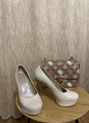 Туфли молочного цвета из натуральной кожи