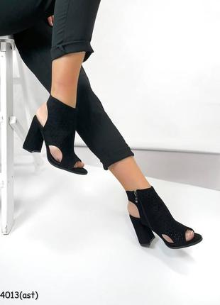 Черные женские закрытые босоножки на каблуке каблуке замшевые женские босоножки с сквозной перфорацией на каблуке каблуке5 фото