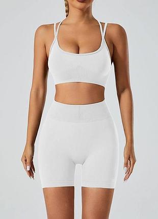 Спортивний костюм (топ на бретелях та шорти) з пуш-ап ефектом білого кольору, розмір l