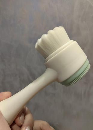 Косметическая щеточка для очищения лица