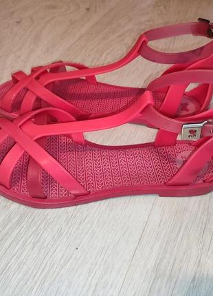 Босоніжки, сандалі