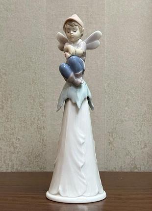 Фарфоровая статуэтка-колокольчик lladro «колокольчик эльфов».