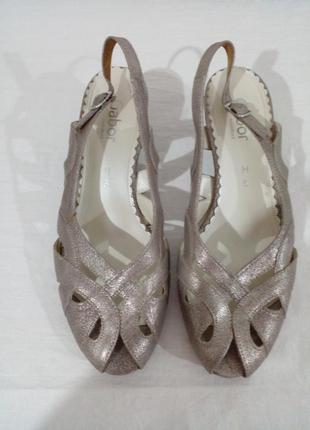 Симпатичні  босоніжки на зручних підборах