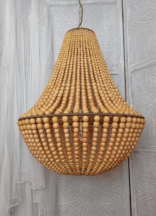 Люстра з дерев'яних намистин ручної роботи.