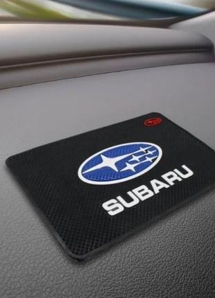 Антискользящий коврик в машину на торпеду с логотипом subaru