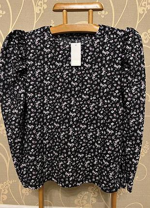Дуже гарна та стильна кофточка у квіточках.