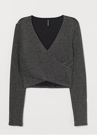 Короткий графит лонгслив на запах из воздушного трикотажа треуролевым буризом и длиным рукоятком (в состав входа металлизирующее волокно)
бренд devided