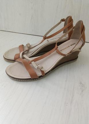 Босоножки кожаные