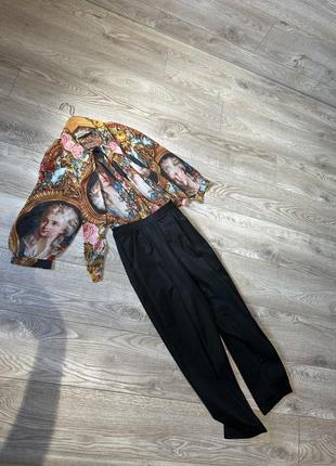 Комбинезон с принтом и черными брюками dress code pokalitsina