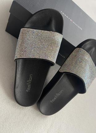 Шлепки в стразах