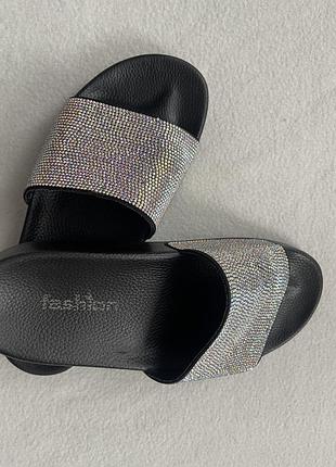 Шлепки в стразах