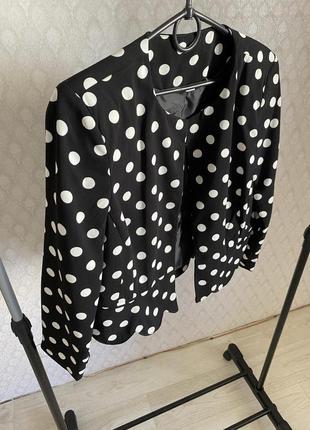 Стильный короткий пиджак черного цвета в горошек короткий жакет в горох4 фото