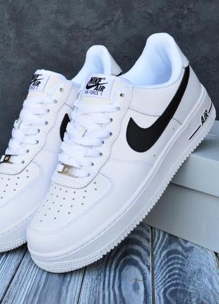 Жіночі кросівки білі з чорним значком фірми nike bubblegum air jordan найки в натуральній шкірі з перфорацією
