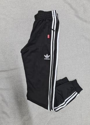 Мужские спортивные штаны адидас мужские чёрные, спортивные штаны adidas, трикотажные спортивные штаны, штаны адидас, штаны спортивные брюки