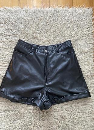 Об’ємні шкіряні шорти бермуди з високою посадкою prettylittlething