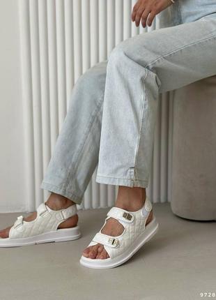 Босоножки белые