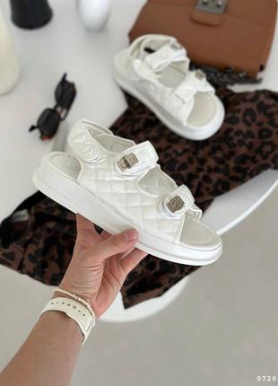 Босоножки белые