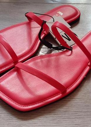 Шлепанцы из кожи zara.