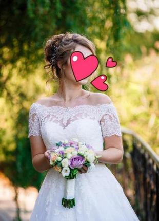 Изысканное свадебное платье с открытыми плечами.