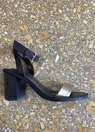 Стильні босоніжки