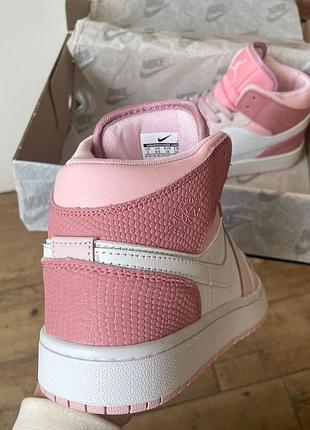 Женские кроссовки nike air jordan 1 retro pink джордан розового цвета 5