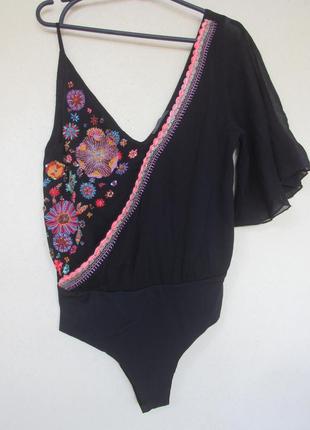 Боды с красивой вышивкой на одно плечо от zara