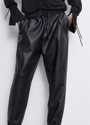Кожаные джоггеры от бренда zara