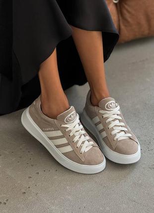 Жіночі бежеві замшеві кросівки, кеди у стилі adidas campus з білими полосками та білою підошвою, з натуральної замші