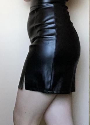 Спідниця еко шкіра чорна з розрізом
