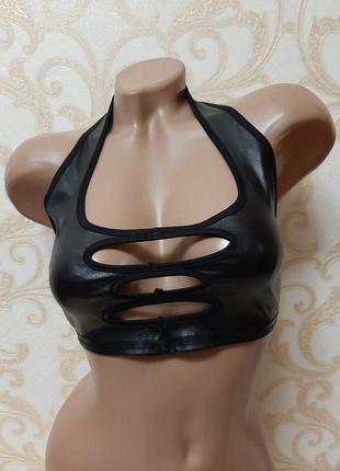 Красивый эротический топ кроп через шею с открытой спинкой prettylittlething