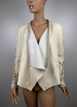 В продаже кожаная курточка из питона от бренда roberto cavalli