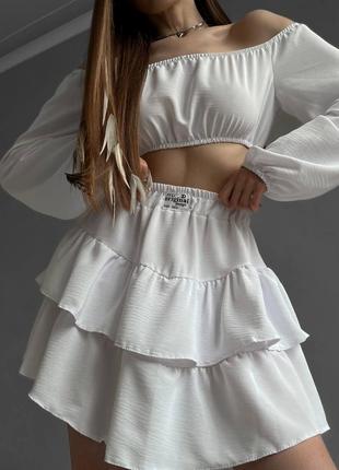 Легкий летний костюм с юбкой и топом с рюшами.