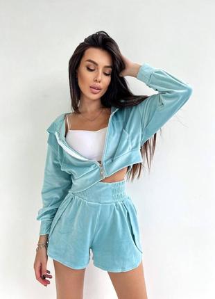 Трендовый велюровый костюм с шортами и укороченными худи 7