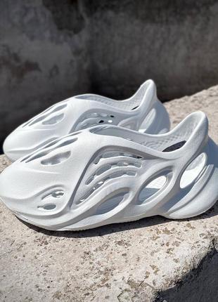 Жіночі шльопанці indoor yeezy foam runner white6 фото