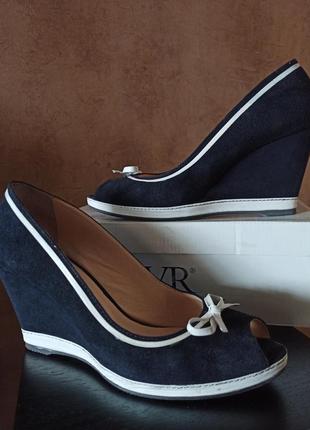 Босоножки на танкетке