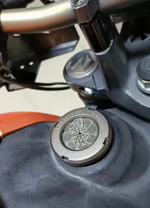 (210) автомобиль мотоцикл двигатель кнопка пуск стоп крышка выключатель зажигания