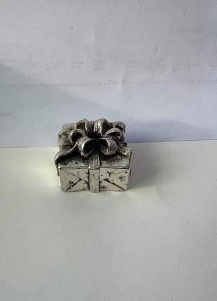 Серебряный подсвечник в виде подарочной коробки