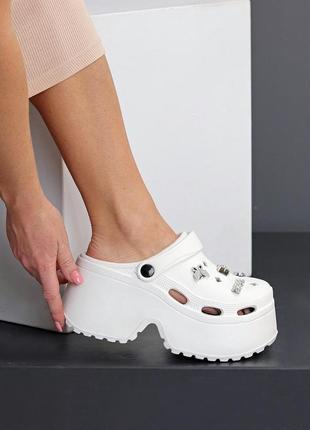 Трендові крокси crocs у білому кольорі, новий дизайн зверху декор, ребриста висока платформа