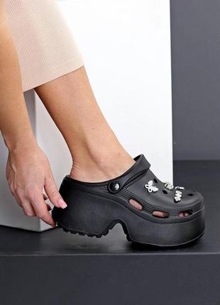 Модні креативні crocs, чорні крокси, сучасний дизайн з декором, метелик ведмежа 36,37,38,39,40,41