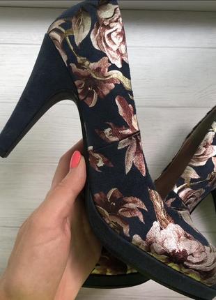 Жіночі замшеві туфлі темно-сині з квітами на підборах marco tozzi 26-26,5 см