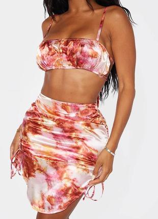 Укороченный атласный топ со складками розового цвета prettylittlething