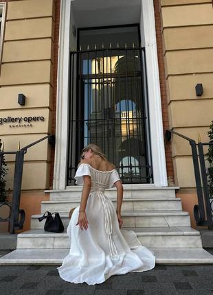 Біла муслінова сукня міді з розрізом на нозі та шнурівкою на спинці