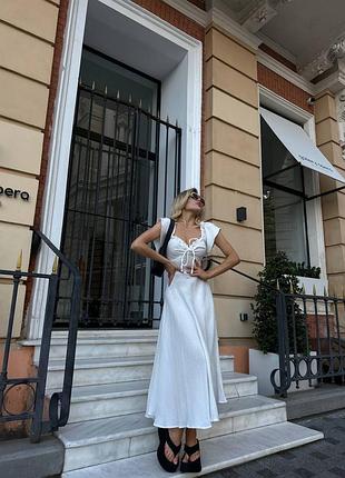 Біла муслінова сукня міді з розрізом на нозі та шнурівкою на спинці