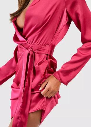 Нова сатінова атласна коротка сукня міні на запах з глибоким декольте довгим рукавом s boohoo ягідного кольору