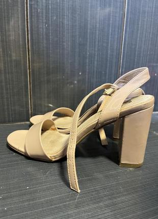 Босоніжки бежеві