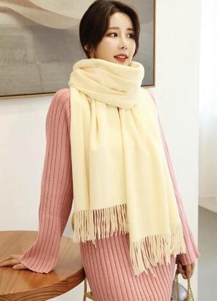 Шарф палантин молочного оттенка