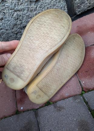 Кросівки для дівчинки
розмір р 30 -по стельці 17, 5 см
є сліди носіння,але стан дуже хороший)