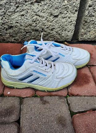 Кроссовки унисекс
есть следы ношения, взаимые состояния очень хороши)
размер 34 -по по потолке 19 см