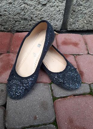 Фирменные туфли для девочки 
маломерят размер 35 -по по потолке 21 см
состояние идеально