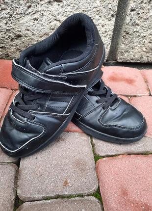 Шкіряні туфлі-кросівки для хлопчика 
є дефект на 3 фото вказано(при носінні в очі не кидається)
розмір 34-по скільки 21,5 см